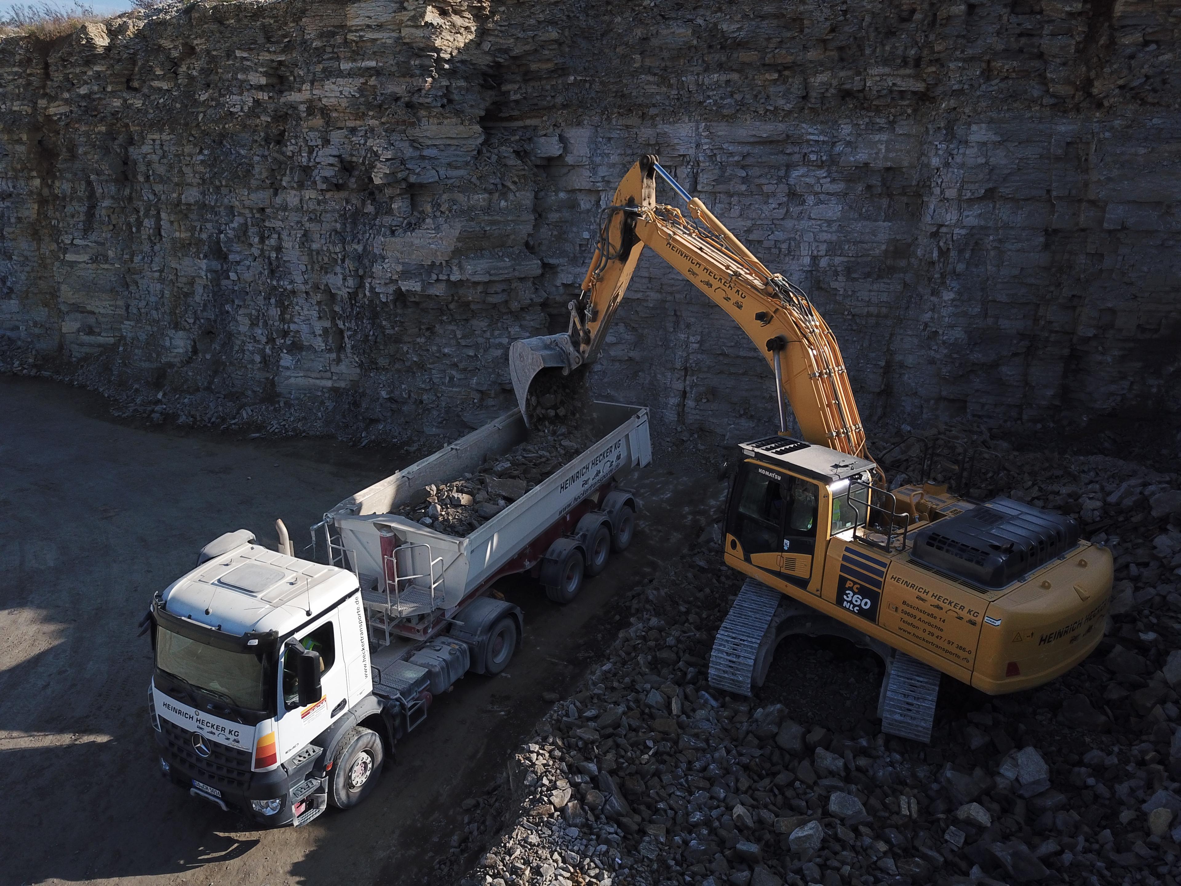 Sofer/Operator utilaje de terasament / excavator / încărcător frontal (m/f/d) în Germania photo